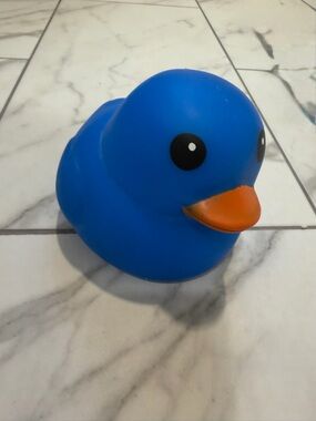 VIRAL New with tags, squishy laffy quacks